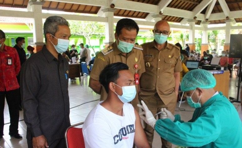 podiumnews.com-Bupati Bangli Pantau Vaksinasi Covid-19 Tahap Dua